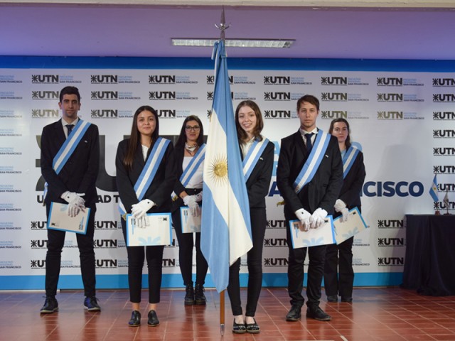 Fueron proclamados la nueva abanderada y escoltas de nuestra Facultad Regional San Francisco